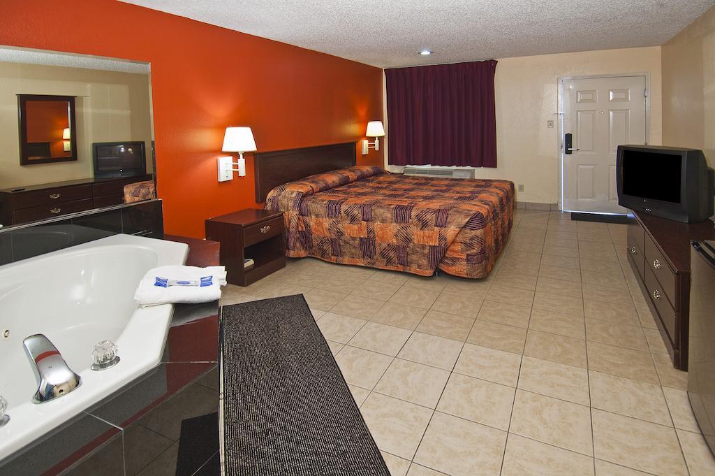 Executive Inn Groves Room photo