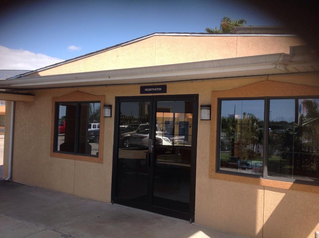 Executive Inn Groves Exterior photo